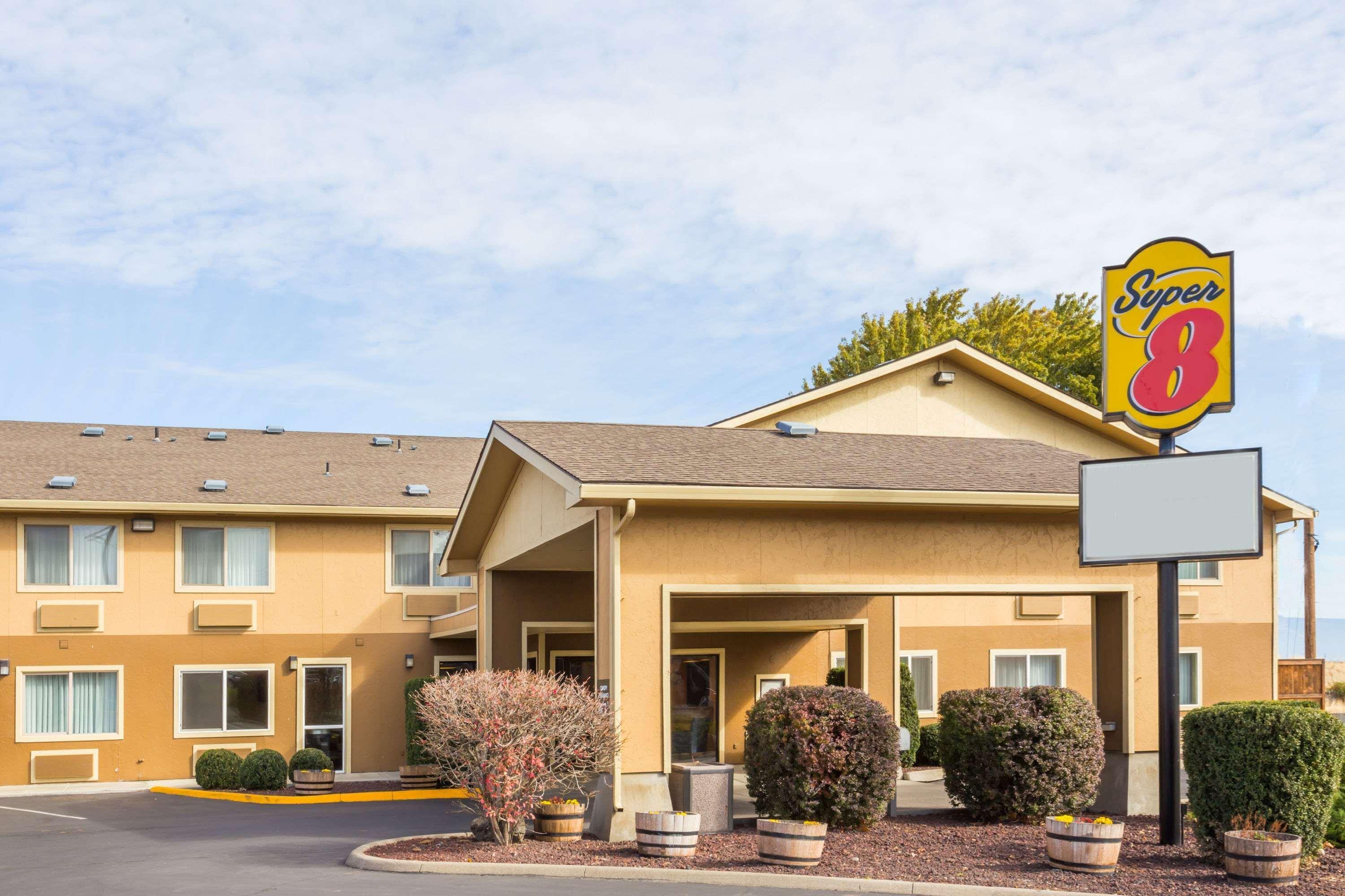 Super 8 By Wyndham Lagrande 2*