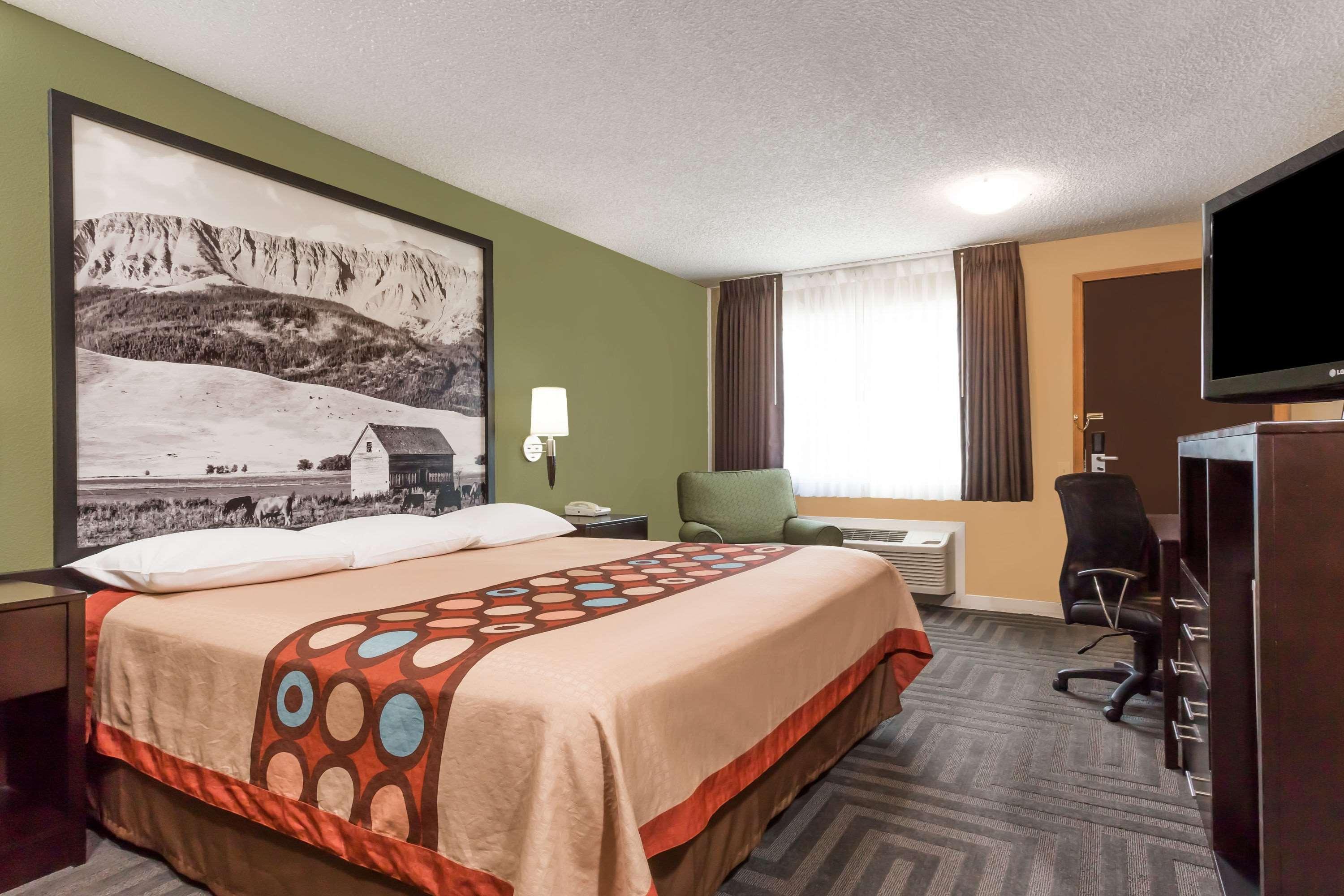 Super 8 By Wyndham Lagrande Hotel