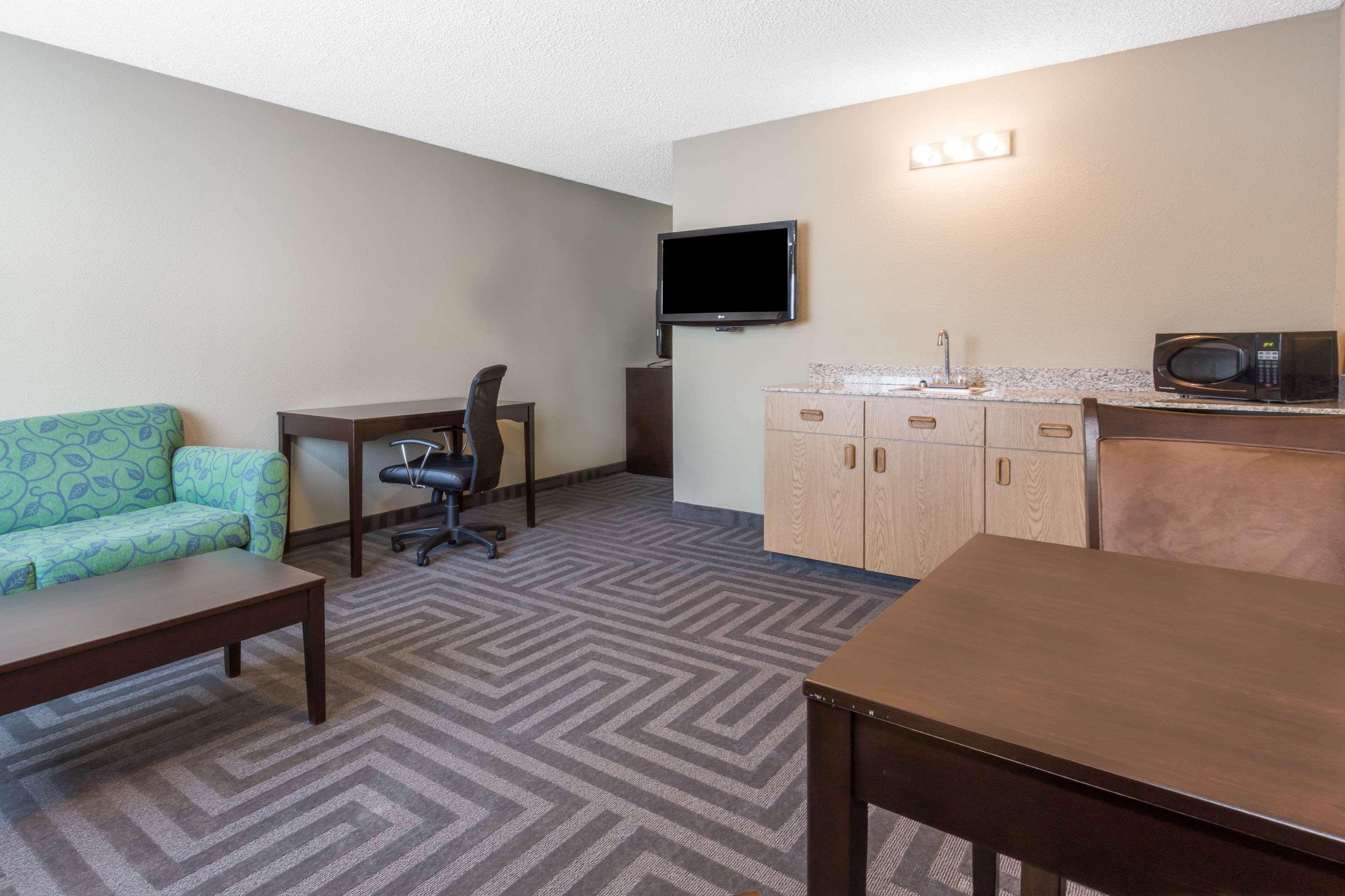 Super 8 By Wyndham Lagrande 2*
